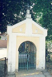 Kaplnka so sochou Ukrižovaného s Pannou Máriou na ul Čsl. armády z roku 1908. Dala ju postaviť pani Terézia Pápayová rodená Mészárosová.